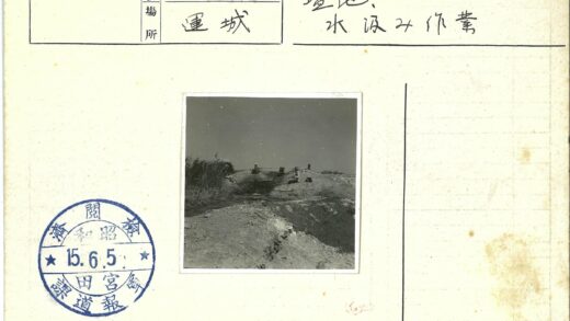 荒野岩石三人与草丛独坐.jpg