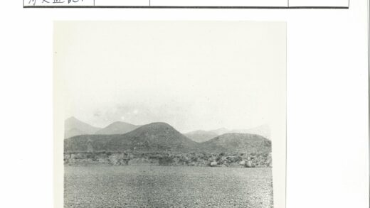 荒野岩石与远山景观.jpg