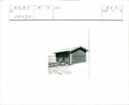 荒野木屋与铁轨旧影.jpg