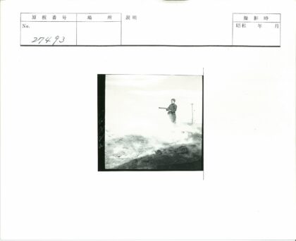 荒野烟雾中持棍者.jpg