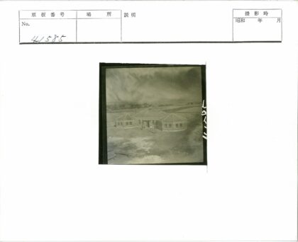 荒野瓦房远树田野景.jpg