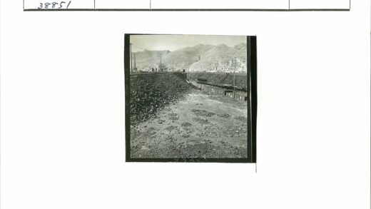 荒野电线与远山工业景观.jpg