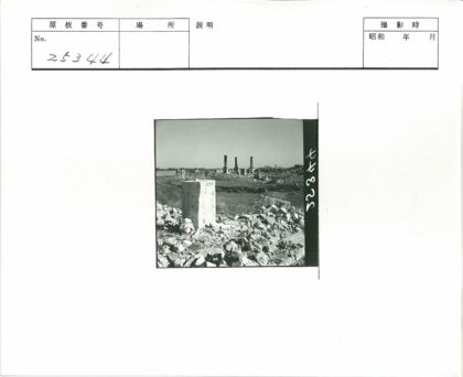 荒野石柱与孤石景观.jpg