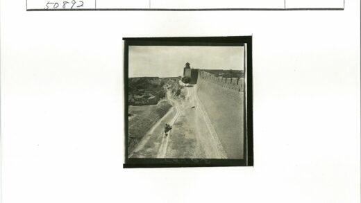 荒野砖墙与马车瞭望塔.jpg