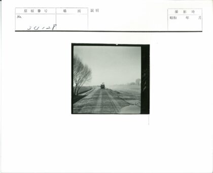 荒野道路与卡车田野风光.jpg