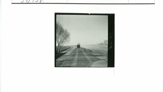 荒野道路与卡车田野风光.jpg