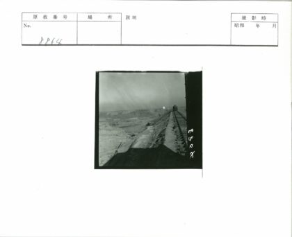 荒野铁路与远方建筑.jpg