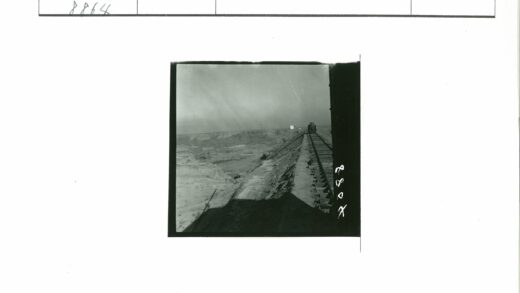 荒野铁路与远方建筑.jpg