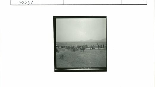 荒野马车与远山.jpg
