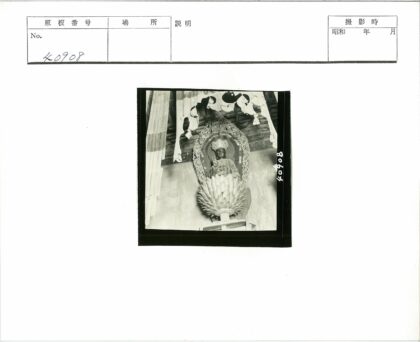 莲花座上人物雕像艺术照.jpg