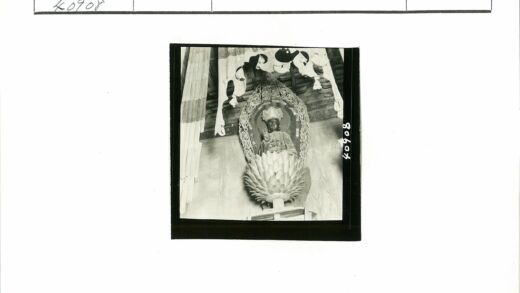 莲花座上人物雕像艺术照.jpg