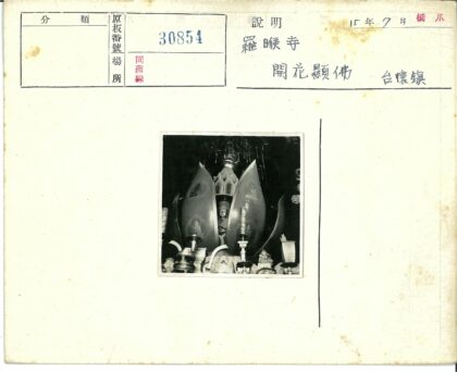 莲花雕像前祭品烛台摆设.jpg