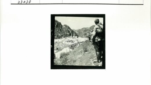 落基山脉士兵俯瞰河流人群.jpg