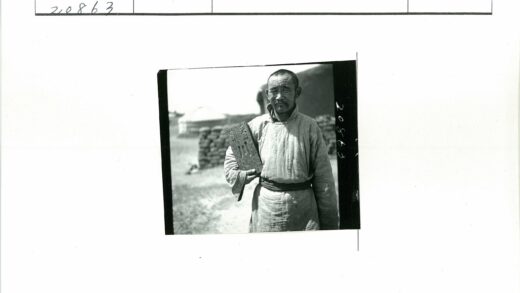 蒙古传统长袍男子石碑.jpg