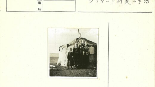 蒙古包前家庭合影.jpg