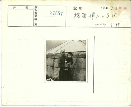 蒙古包前母子温馨瞬间.jpg