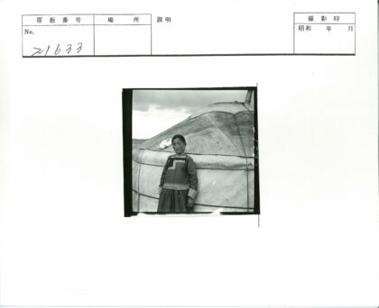 蒙古包前的人与田野风光.jpg
