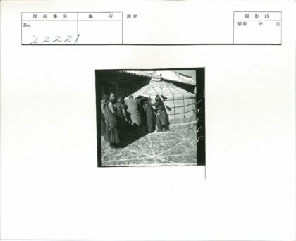 蒙古包前的人群与建筑.jpg