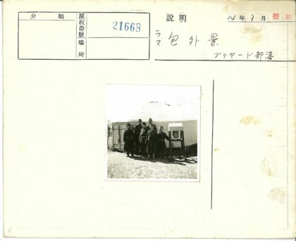 蒙古包旁人群与大型设备.jpg