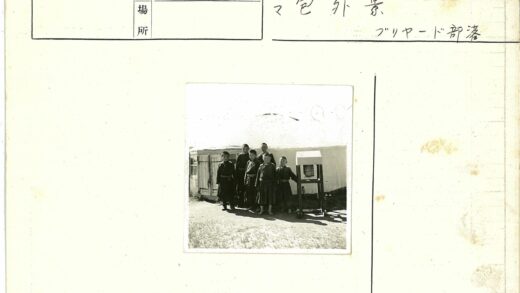 蒙古包旁人群与大型设备.jpg
