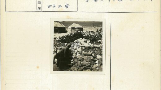 蒙古包旁牧羊人与石围栏.jpg