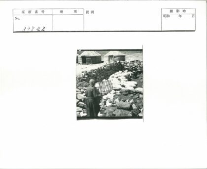 蒙古草原牧羊与石墙围栏.jpg