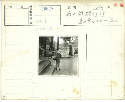 蒙面人提篮行走街景.jpg