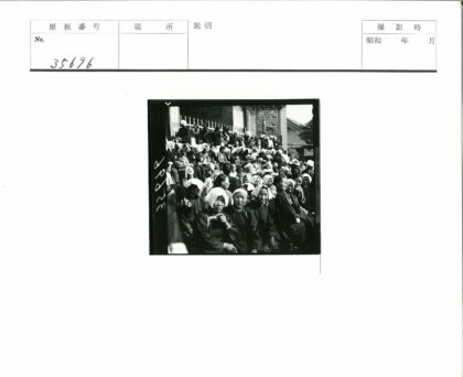 蒙面人群聚集装饰建筑前.jpg