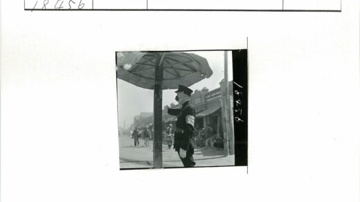 蒙面制服人伞下市场场景.jpg