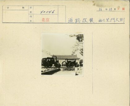 蒸汽压路机与瓦片屋顶建筑.jpg