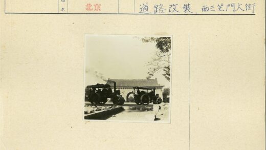 蒸汽压路机与瓦片屋顶建筑.jpg