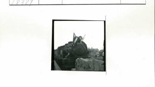 蒸汽机车1608号装饰旗帜站台.jpg