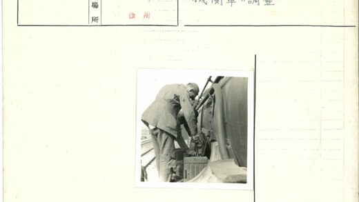 蒸汽机车上工作的铁路工人.jpg