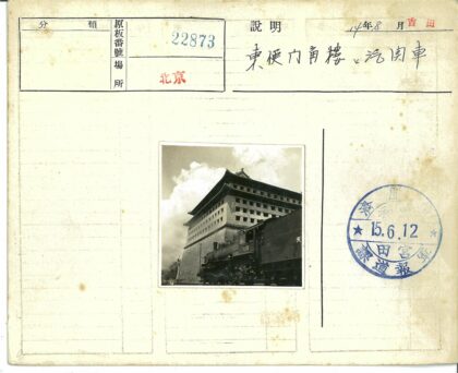 蒸汽机车与传统建筑云天下.jpg