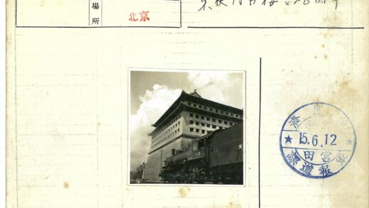 蒸汽机车与传统建筑云天下.jpg
