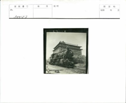 蒸汽机车与传统建筑风景.jpg