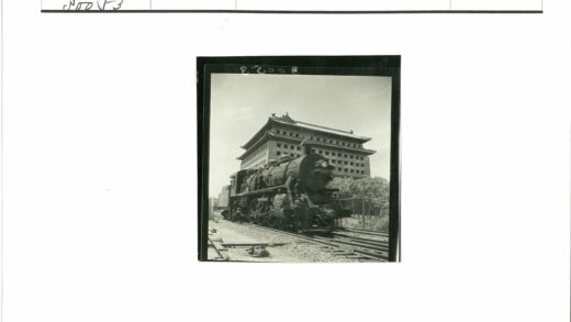 蒸汽机车与传统建筑风景.jpg
