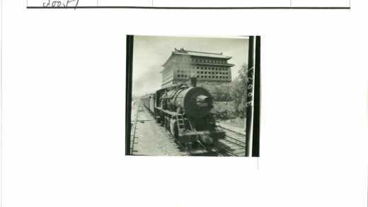 蒸汽机车与传统建筑风景.jpg