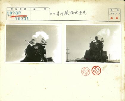 蒸汽机车与旗帜黑白照.jpg