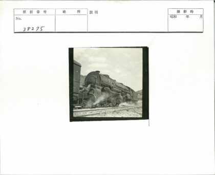 蒸汽机车与货车山区铁路.jpg