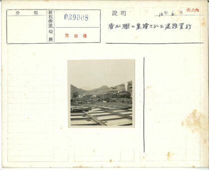 蒸汽机车与钢架群山铁路.jpg