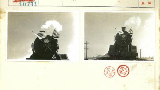 蒸汽机车前挂旗帜黑白照.jpg