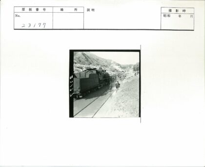 蒸汽机车涉水行驶人群徒步铁轨.jpg