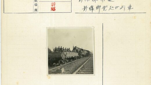 蒸汽机车牵引士兵平板车行军.jpg