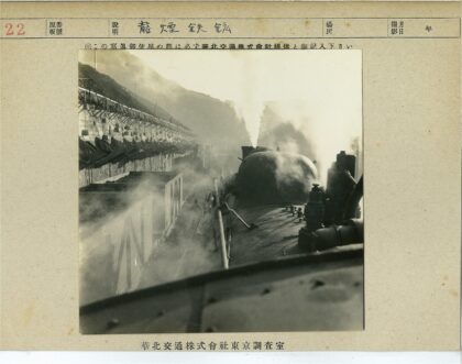 蒸汽机车牵引货车过山间桥梁.jpg