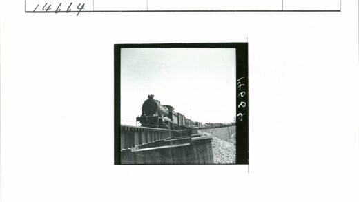 蒸汽机车牵引货车过石桥.jpg