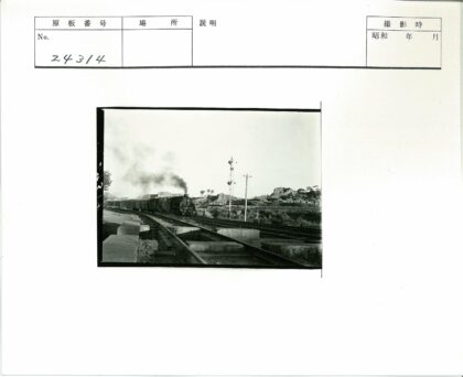 蒸汽机车穿越丘陵铁轨.jpg