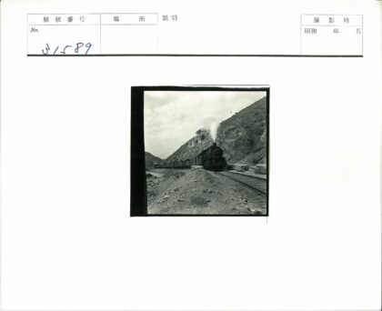 蒸汽机车穿越岩石山区.jpg