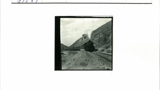 蒸汽机车穿越岩石山区.jpg