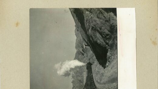 蒸汽机车穿越崎岖山口.jpg